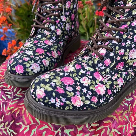 🌺 🌸 Dr. Martens Multi Color Floral Canvas Boots 🌸 🌺