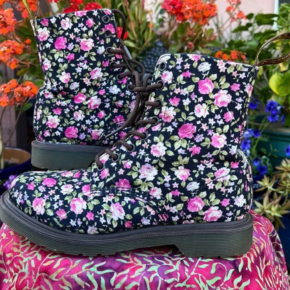 🌺 🌸 Dr. Martens Multi Color Floral Canvas Boots 🌸 🌺