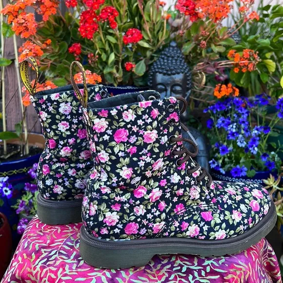 🌺 🌸 Dr. Martens Multi Color Floral Canvas Boots 🌸 🌺
