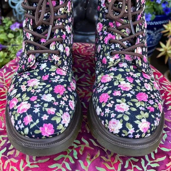 🌺 🌸 Dr. Martens Multi Color Floral Canvas Boots 🌸 🌺