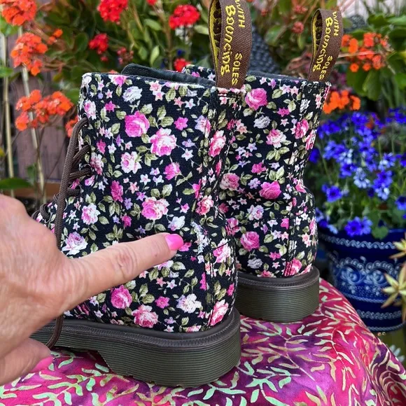 🌺 🌸 Dr. Martens Multi Color Floral Canvas Boots 🌸 🌺