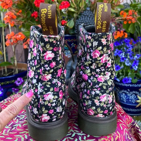 🌺 🌸 Dr. Martens Multi Color Floral Canvas Boots 🌸 🌺