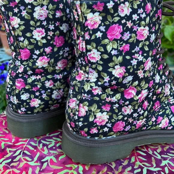 🌺 🌸 Dr. Martens Multi Color Floral Canvas Boots 🌸 🌺