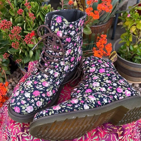 🌺 🌸 Dr. Martens Multi Color Floral Canvas Boots 🌸 🌺