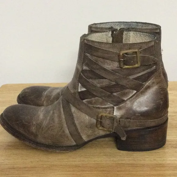 ⭐️ FREEBIRD by Steven Madden Sammi brown distressed leather booties women 8