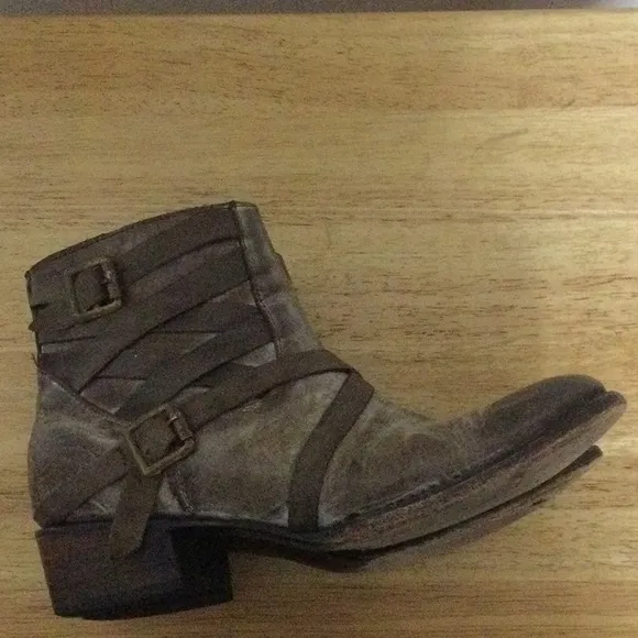 ⭐️ FREEBIRD by Steven Madden Sammi brown distressed leather booties women 8