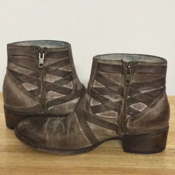 ⭐️ FREEBIRD by Steven Madden Sammi brown distressed leather booties women 8