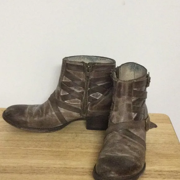 ⭐️ FREEBIRD by Steven Madden Sammi brown distressed leather booties women 8