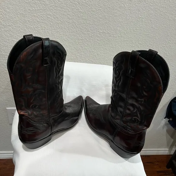 - Laredo Men’s Cowboy Boots size 13 D