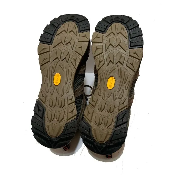 10.5 / Cabelas Mid Waterproof Hiking Boots