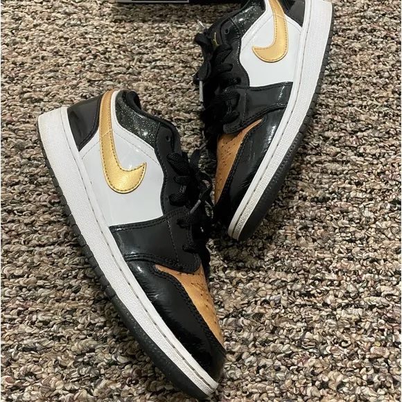 Air Jordan 1 Low Gold Toe Youth Size 6Y (DR6970-071)