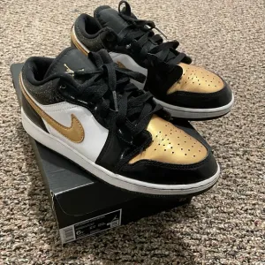 Air Jordan 1 Low Gold Toe Youth Size 6Y (DR6970-071)