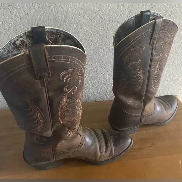 ARIAT Women’s Magnolia Western Boots Distressed Brown 7.5 B Sunflower Almond toe