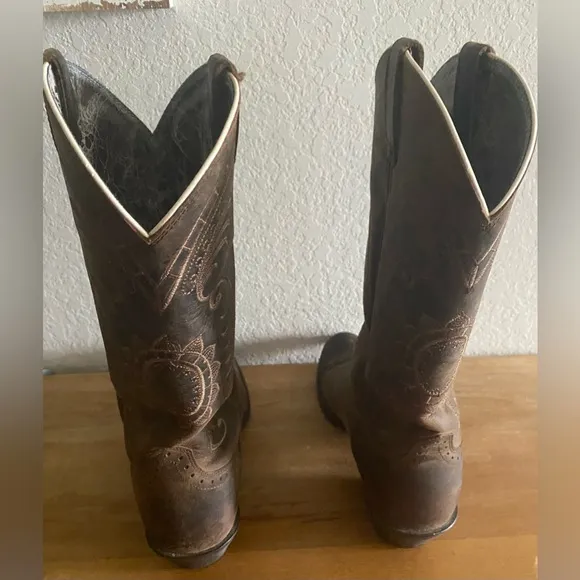 ARIAT Women’s Magnolia Western Boots Distressed Brown 7.5 B Sunflower Almond toe