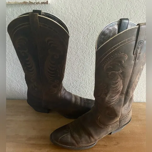 ARIAT Women’s Magnolia Western Boots Distressed Brown 7.5 B Sunflower Almond toe