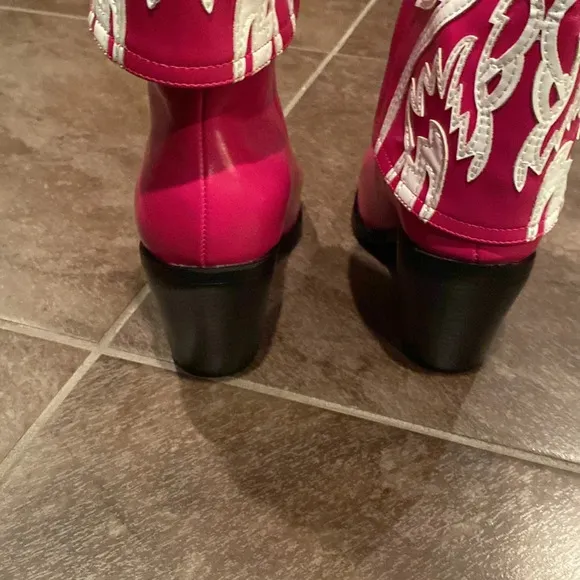 Azalea Wang women’s esperanza hot pink cowgirl boots - size 8.5 - faux leather