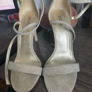 Barely worn women shoes; PRICES IN DESCRIPTION