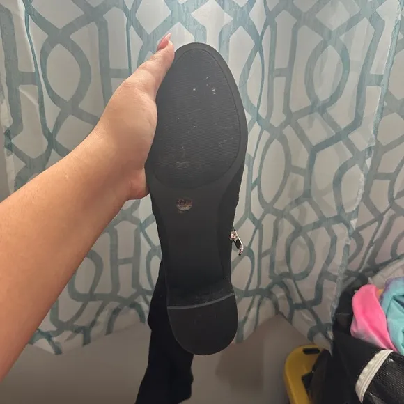 Barely worn women shoes; PRICES IN DESCRIPTION