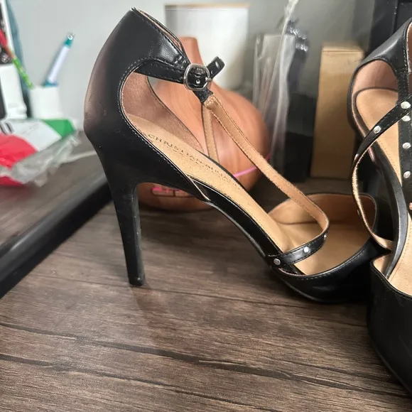 Barely worn women shoes; PRICES IN DESCRIPTION