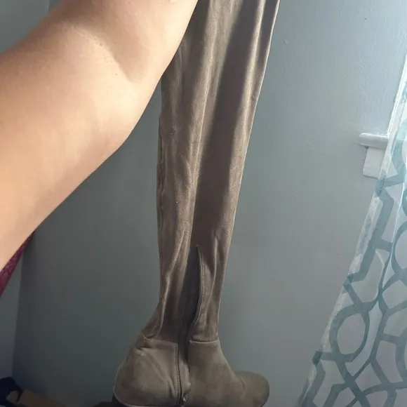 Barely worn women shoes; PRICES IN DESCRIPTION