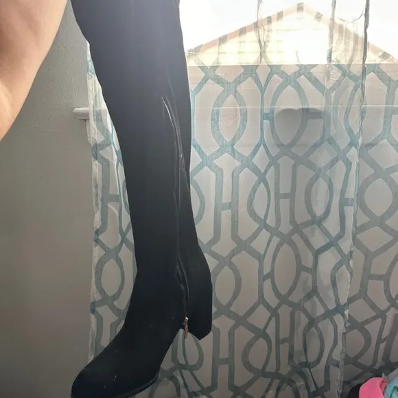 Barely worn women shoes; PRICES IN DESCRIPTION