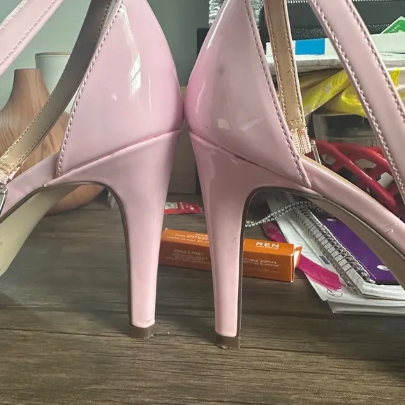 Barely worn women shoes; PRICES IN DESCRIPTION
