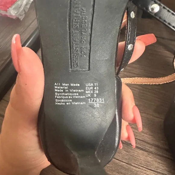 Barely worn women shoes; PRICES IN DESCRIPTION