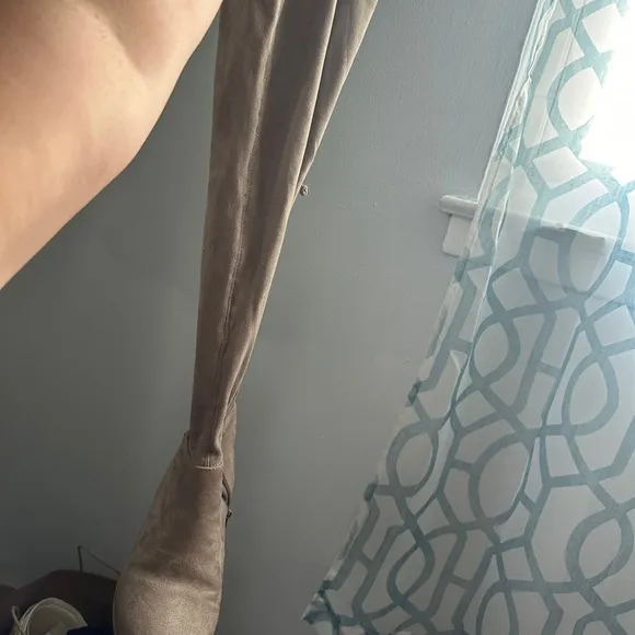Barely worn women shoes; PRICES IN DESCRIPTION