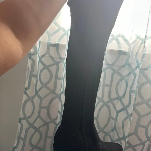 Barely worn women shoes; PRICES IN DESCRIPTION
