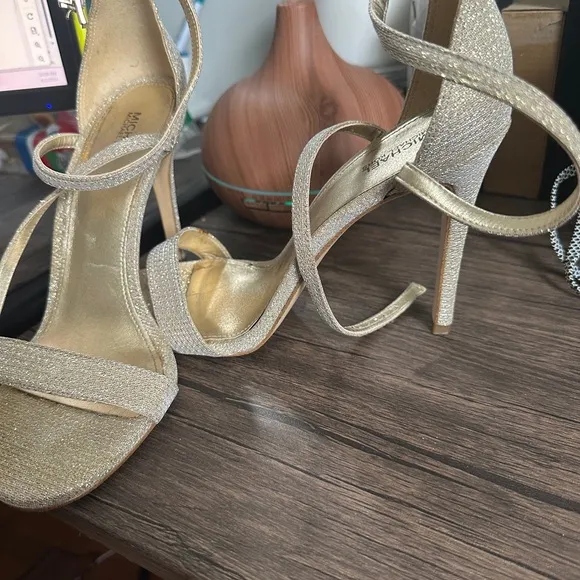 Barely worn women shoes; PRICES IN DESCRIPTION