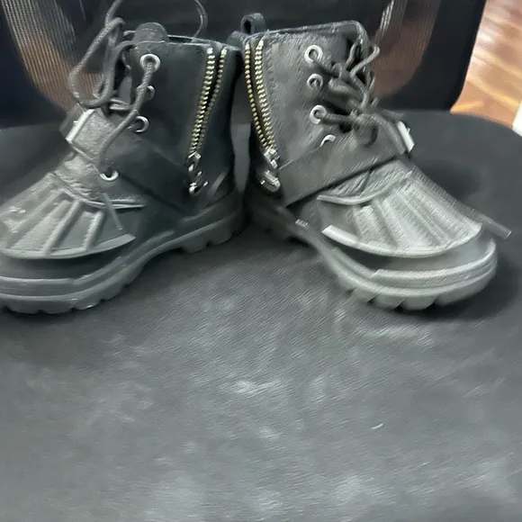 Boys polo snow boots never worn size 7