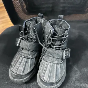 Boys polo snow boots never worn size 7