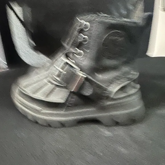 Boys polo snow boots never worn size 7