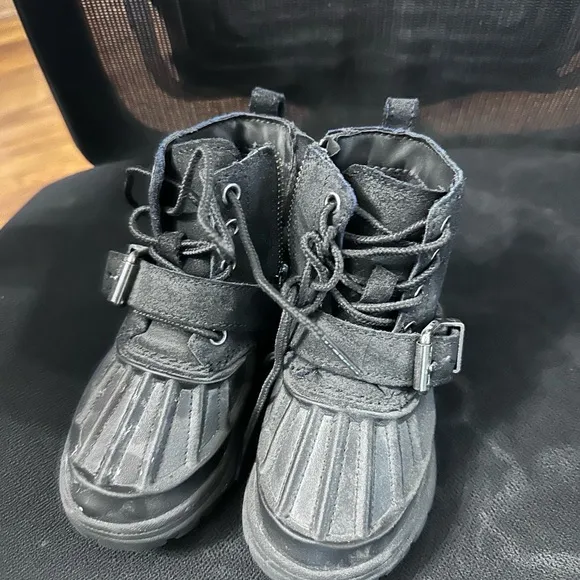 Boys polo snow boots never worn size 7
