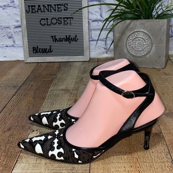 Casadei womens pointed toe heels with ankle straps Leather Italy size 6