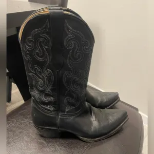 Cavender’s women leather western snip toe boots US 9.5 B