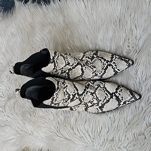 Charles by Charles David Women Ivory Dodger Studded Chelsea Boots Size 8.5