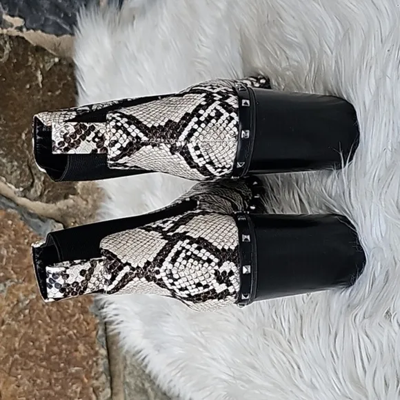Charles by Charles David Women Ivory Dodger Studded Chelsea Boots Size 8.5