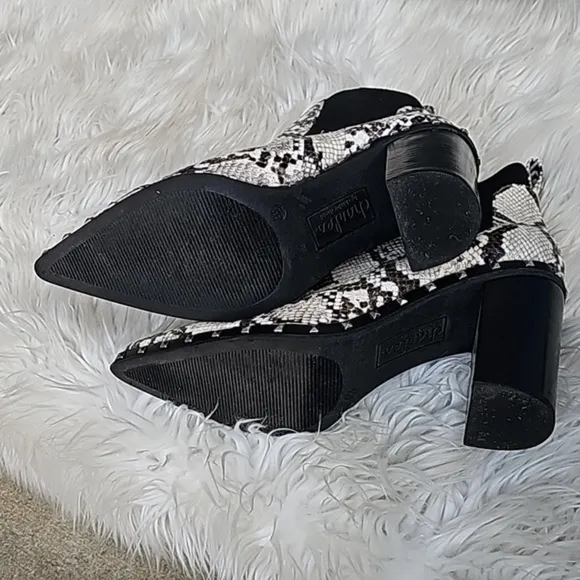 Charles by Charles David Women Ivory Dodger Studded Chelsea Boots Size 8.5