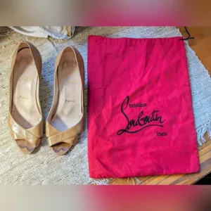 Christian Louboutin • Tan Leather Peep Toe Wedges w/ Gold Raffia