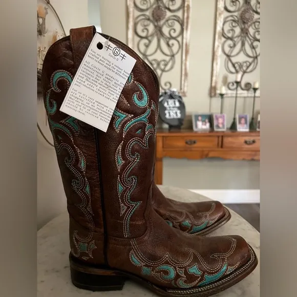 CIRCLE G Women Boots Chestnut Brown  Cowhide and Turquoise Stitching Size 8.5.