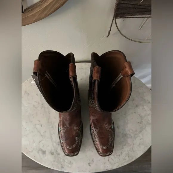 CIRCLE G Women Boots Chestnut Brown  Cowhide and Turquoise Stitching Size 8.5.