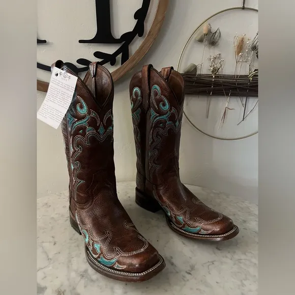 CIRCLE G Women Boots Chestnut Brown  Cowhide and Turquoise Stitching Size 8.5.