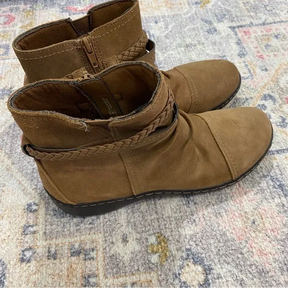 Clarks Collection 9 Womens Suede Side Zip‎ Braided Ankle Boots Booties