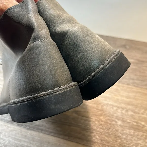 Clarks gray leather chukka boots men’s siz 9 (d133)