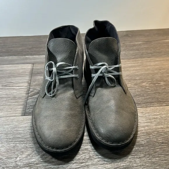 Clarks gray leather chukka boots men’s siz 9 (d133)