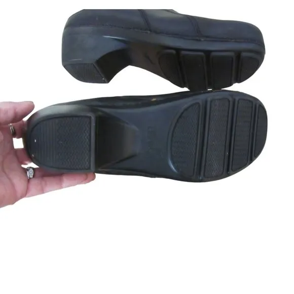 Comfy Black Leather Dansko Slip On Clogs in Size EU 40