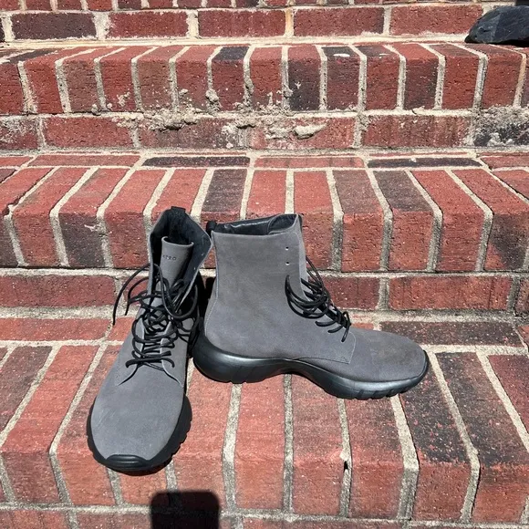 Cu4tro boots. Size 10 Has smudge from storage. I have not attempted to clean.