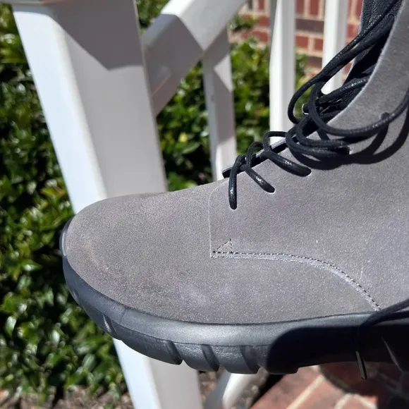 Cu4tro boots. Size 10 Has smudge from storage. I have not attempted to clean.