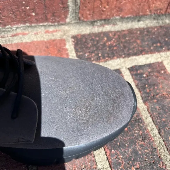 Cu4tro boots. Size 10 Has smudge from storage. I have not attempted to clean.